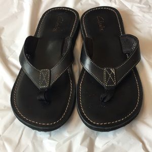 Clark’s Black Leather Flip Flop Sandals Size 9